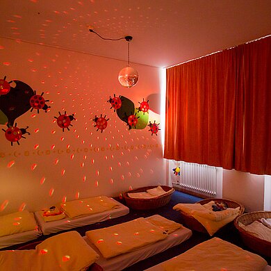 Schlafraum der Kindertagesstätte Haus für Kinder in Nördlingen